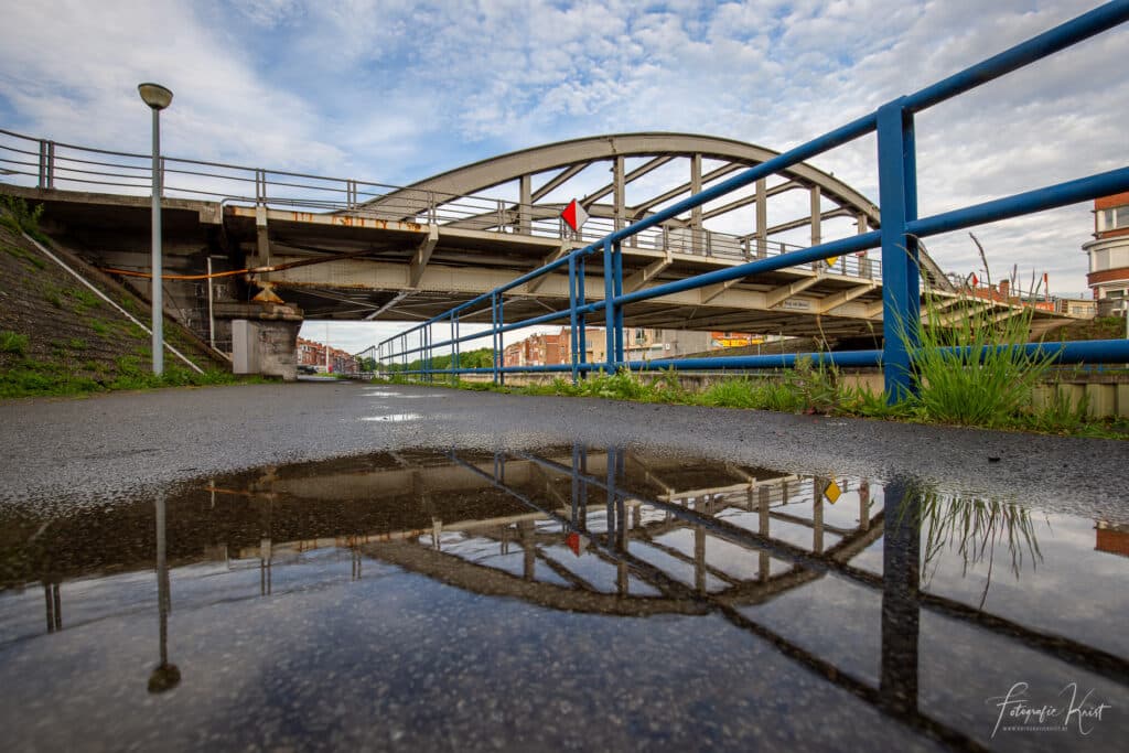 de brug van Menen over de Leie na een regenbui, Menin, Belgie,