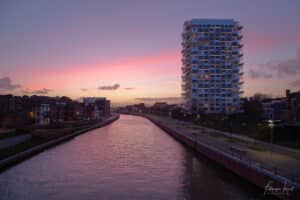 de fietsersbrug over de leie naar de K-tower tijdens de zonsondergang, Kortrijk, Belgie